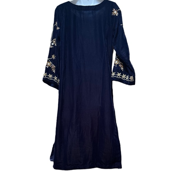 Darakhshan Desire Blue Velvet Embroidered Kurta Set. - Picture 6 of 16
